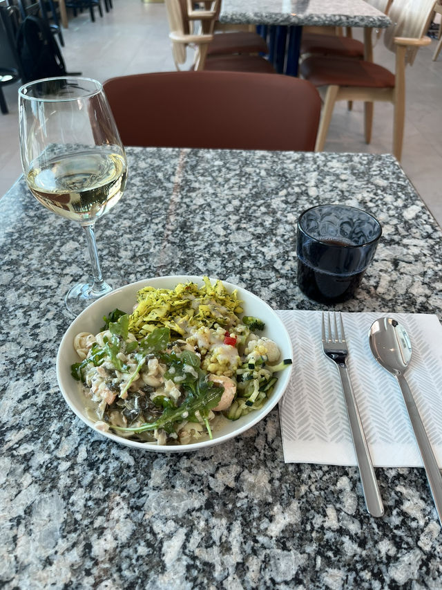 【Finnair Lounge（ヘルシンキ空港・シェンゲン内）】気軽に使える北欧スタイルの快適ラウンジ