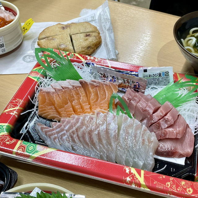 Shirahama🇯🇵Dive into Seafood Paradise at TORETORE ICHIBA! 🍣🦀