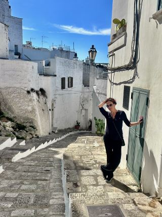 เสน่ห์สีขาวสะอาดตารอคุณอยู่ที่ Ostuni 💙🏛️🕊️

เริ่มต้นการผจญภัยใน Ostuni ของคุณด้วยการดื่มด่ำกับมนต์เสน่ห์อันน่าหลงใหลของ La Città Bianca หรือ “เมืองสีขาว” อันตระการตาของอิตาลี และสำรวจสถาปัตยกรรมอันงดงามที่มีอายุหลายศตวรรษ ณ Concattedrale di Santa Maria Assunta เริ่มต้นเช้าวันใหม่ของคุณที่ Piazza Italia ถนนหินสีซีดจางอันเป็นเอกลักษณ์และตรอกซอกซอยคดเคี้ยวเปรียบเสมือนความฝันที่เป็นจริงของช่างภาพ ค่อยๆ เดินขึ้นเนิน (แนะนำให้สวมรองเท้าส้นแบน!) และแวะจิบเจลาโตหรือเอสเพรสโซในจัตุรัสที่ซ่อนตัวอยู่ ร้านกาแฟท้องถิ่นของที่นี่คือจุดแวะพักที่สมบูรณ์แบบ

อย่าพลาดการถ่ายภาพอาคารสีขาวคลาสสิกของ Ostuni ตัดกับท้องฟ้าสีครามสดใส จุดถ่ายรูปยอดนิยมที่เหมาะแก่การลงอินสตาแกรม ได้แก่ บันไดที่อยู่ไม่ไกลจาก Piazza Italia และวิวทิวทัศน์อันงดงามจากกำแพงเมือง เดินต่อไปยัง Concattedrale di Santa Maria Assunta (จัตุรัสเบียโต จิโอวานนี เปาโล ที่ 2): ความงดงามของสถาปัตยกรรมภายนอกแบบโกธิก-โรมาเนสก์อันวิจิตรบรรจงและหน้าต่างกุหลาบเป็นสิ่งที่ไม่ควรพลาด เข้าไปชมจิตรกรรมฝาผนังและย้อนเวลากลับไปในอดีตหลายศตวรรษ

เคล็ดลับส่วนตัว: บรรยากาศงดงามน่าประทับใจ! ค่อยๆ ผ่อนคลาย Ostuni ให้ความสำคัญกับการเดินช้าๆ มากกว่าการเร่งรีบ ควรไปแต่เช้า (ก่อน 10.00 น.) หรือช่วงบ่ายแก่ๆ เพื่อแสงที่นุ่มนวลและบรรยากาศที่ไม่พลุกพล่าน ควรดื่มน้ำให้เพียงพอในฤดูร้อน เพราะหินร้อนเร็ว! ครีมกันแดดและหมวกเป็นสิ่งสำคัญ ร่มเงาในใจกลางเมืองมีจำกัด สถานที่ท่องเที่ยวทั้งสองแห่งตั้งอยู่ในย่านประวัติศาสตร์และเดินทางไปถึงได้ง่ายด้วยการเดินเท้า เพียงแต่ต้องเตรียมบันไดและทางลาดให้พร้อม

#Ostuni #LaCittaBianca #ItalyTravel #PhotoJourney #HistoricCharm