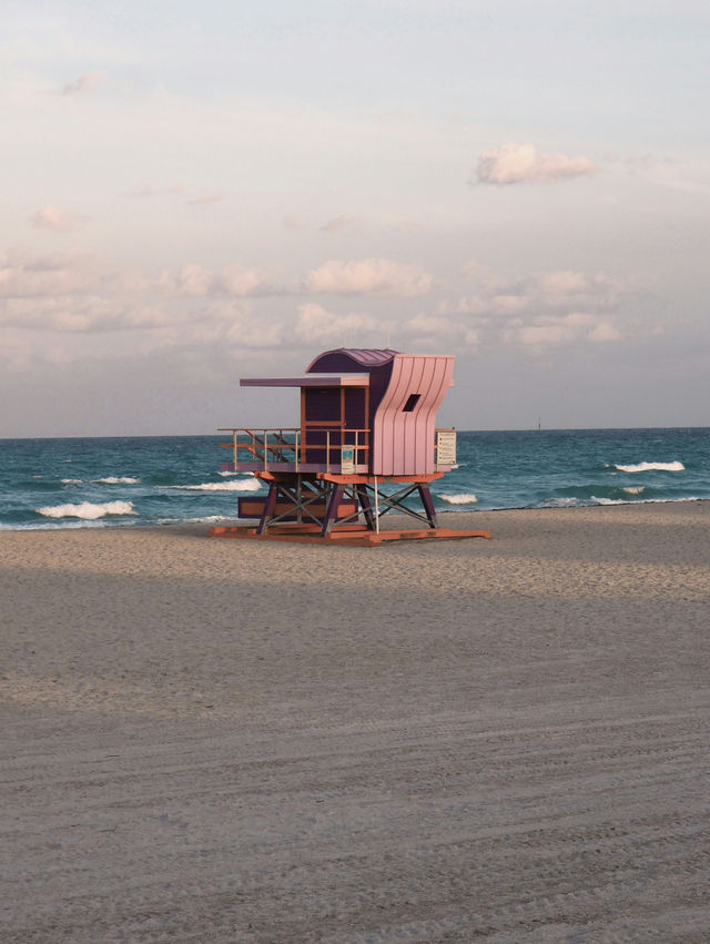 한낮의 열기를 품은 해변과 도심의 대비 한낮의 열기를 품은 해변과 도심의 대비