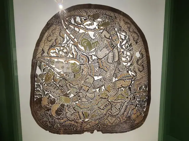 Light, Space, and Gallery Atmosphere  💡🏛️🎨