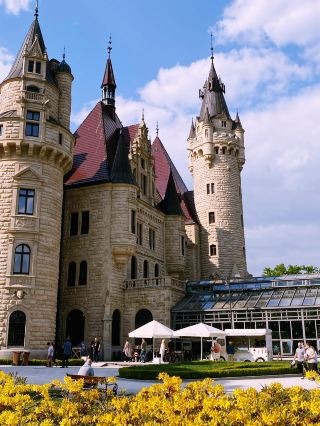 🏰 เทพนิยายโปแลนด์: ฤดูใบไม้ผลิแสนโรแมนติกในเมืองโมซนา