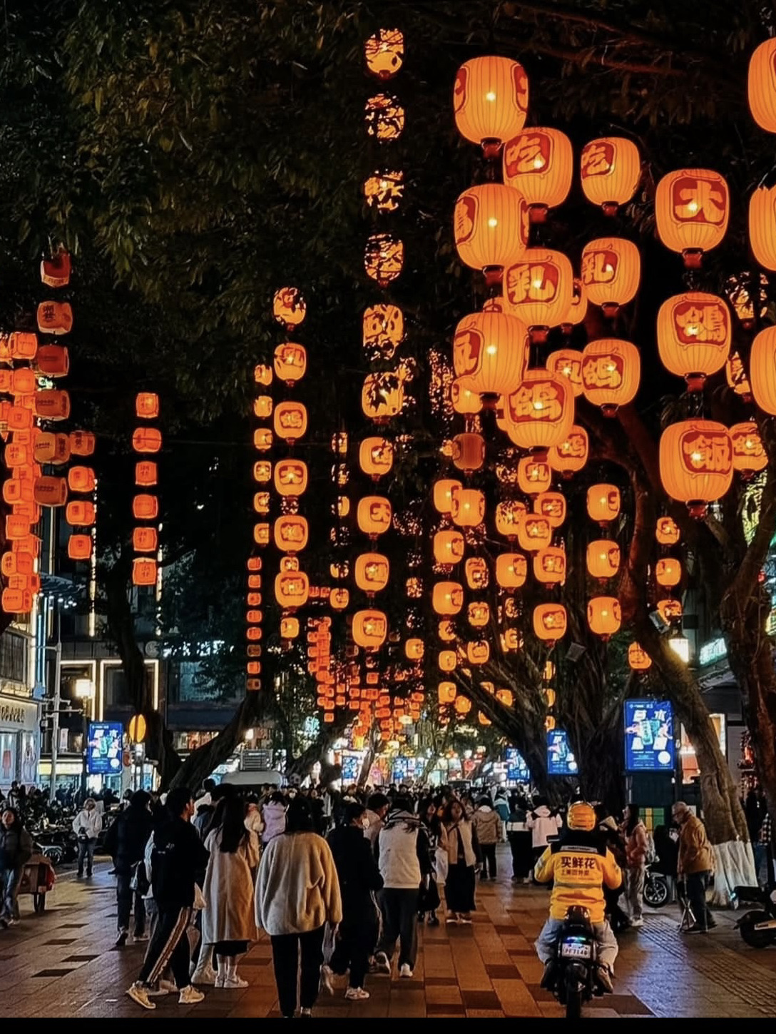 🔥 Jika Anda belum pernah ke Jalan Pejalan Kaki Beijing di Guangzhou, Anda belum melihat China yang sesungguhnya! 🇨🇳✨

Bayangkan sebuah tempat di mana arsitektur Tiongkok kuno bertemu dengan toko-toko modern, jajanan kaki lima, dan kehidupan malam yang semarak. Selamat datang di Jalan Pejalan Kaki Beijing – salah satu tempat paling berkesan di Guangzhou!

📍 Alamat:
Jalan Pejalan Kaki Beijing (北京路步行街)
Distrik Yuexiu, Guangzhou, Guangdong, China.

🚇 Metro: Stasiun Beijing Lu (Jalur 6 dan 8).

🌟 Yang wajib dikunjungi?

✅ Etalase kaca yang memajang jalan batu kuno berusia lebih dari 1.000 tahun.

✅ Bangunan bersejarah dengan gaya Kanton tradisional.

✅ Beragam toko – dari merek lokal hingga internasional.

✅ Penerangan malam yang terang dan suasana kota metropolitan besar Tiongkok.

🍜 Apa yang harus dicoba?

· Dim sum
· Bebek panggang
· Teh bubble
· Makanan laut segar
· Manisan dan makanan penutup lokal

🚶 Ke mana harus pergi?
Mulailah berjalan kaki dari stasiun metro Beijing Lu, berjalan santai di sepanjang jalan pejalan kaki, melihat pusat perbelanjaan dan gang-gang kecil dengan jajanan kaki lima. Jika Anda punya waktu, berjalanlah ke Kuil Dafo, yang sangat indah di malam hari.

💡 Tips bermanfaat:
Waktu terbaik untuk berkunjung adalah setelah pukul 18.00. Pada waktu ini, penerangan dinyalakan, toko-toko malam buka, dan suasananya menjadi benar-benar magis.

❤️ Mengapa berkunjung?
Beijing Road adalah tempat di mana Anda dapat belajar tentang sejarah Tiongkok, mencicipi masakan otentik, berbelanja, dan merasakan ritme sejati Guangzhou modern.

#Guangzhou #JalanBeijing #WisataChina #TripCom #WisataGuangzhou #Guangdong #KunjungiChina #JelajahChina #MakananJalanan #Belanja #WisataAsia #JelajahChina #JalanBeijing

