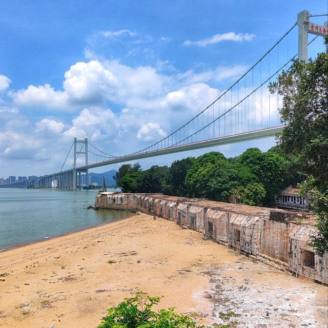 Pearl River Bridge and awesome sculpture! 🌉