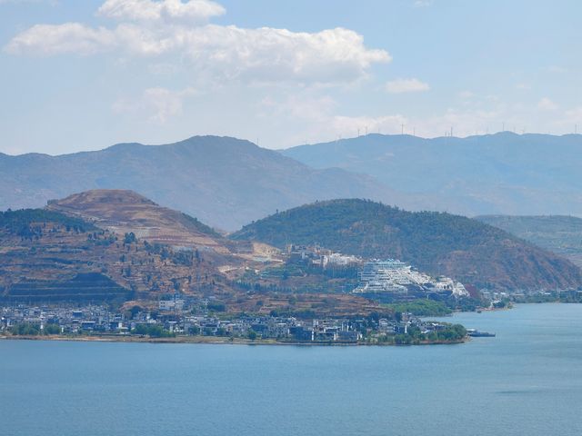 The Erhai Lake with the same color as the sky and sea.