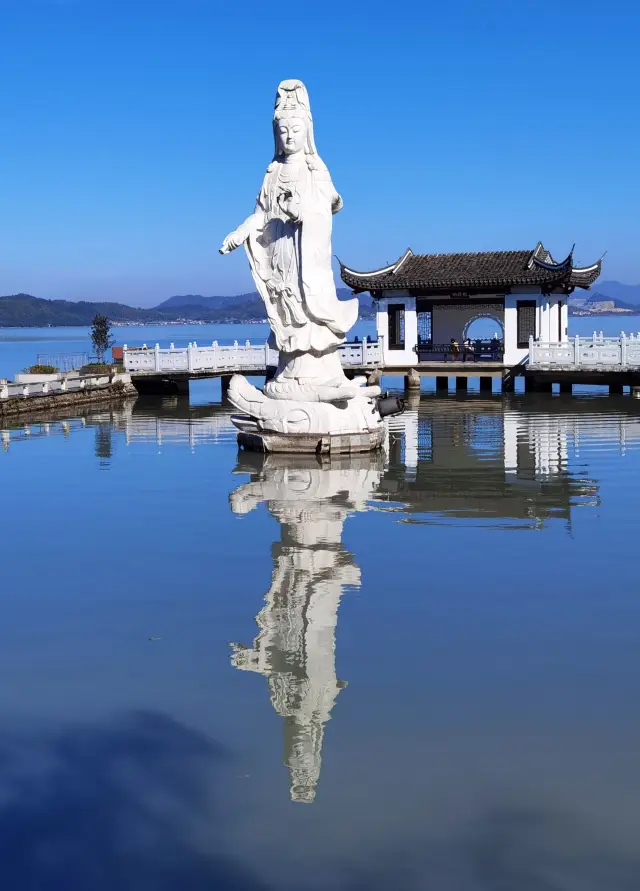 Dongqian Lake - the largest natural freshwater lake in Zhejiang Province