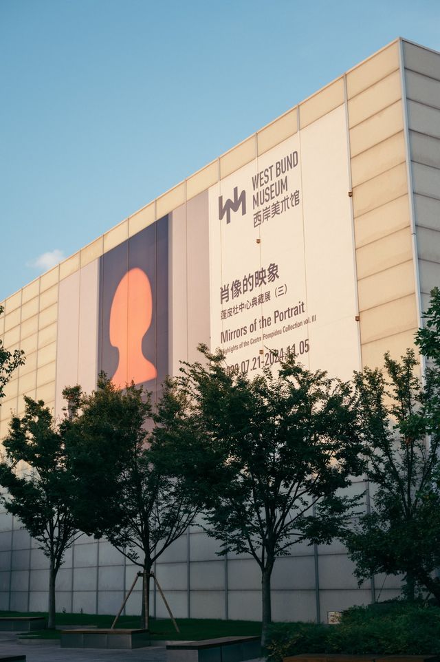 一直很喜歡西岸美術館的感覺，不管是館內的展還是沿著江邊的風景，都可以讓我在這裡放鬆一下午