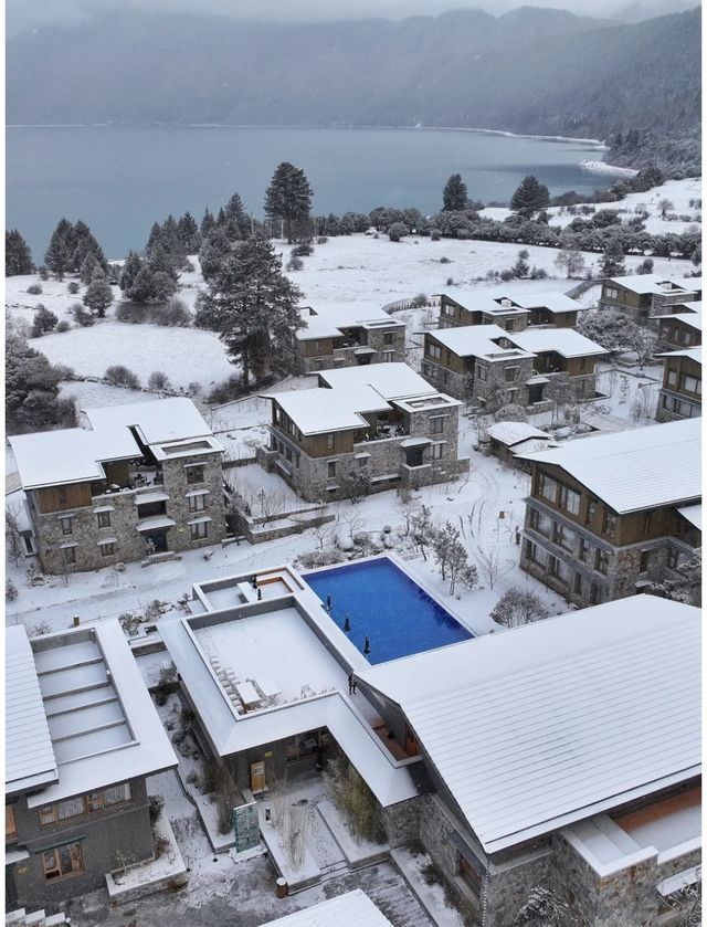 松贊巴松措林卡酒店雪景野奢酒店天花板