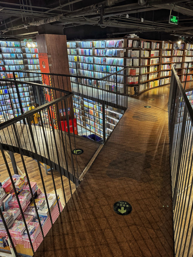 京城最美書店｜被懸空走廊纏繞的書店，美！