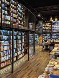 京城最美書店｜被懸空走廊纏繞的書店，美！
