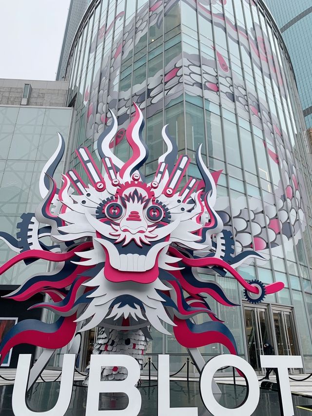 捕捉城市街頭的年味，巨型粉龍登陸恆隆