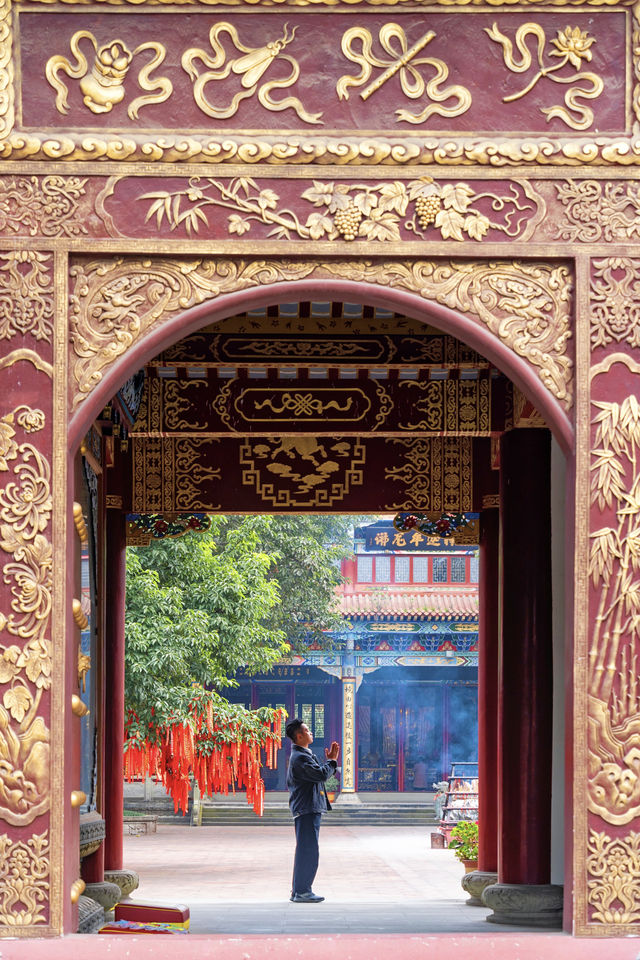 超靈驗來成都絕對不能錯過的震撼古寺
