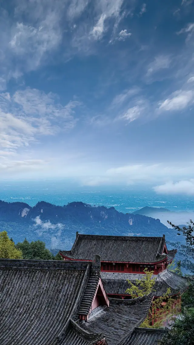 Mount Emei is the most beautiful under heaven, and Qingcheng is the most secluded