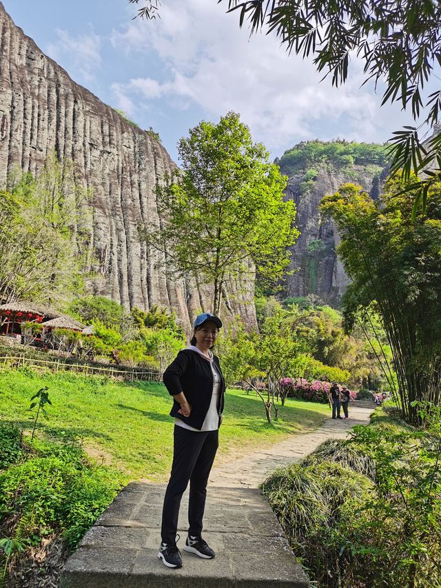 岩石清澈，樹木翠綠，茶香四溢，武夷山國家公園的真實體驗