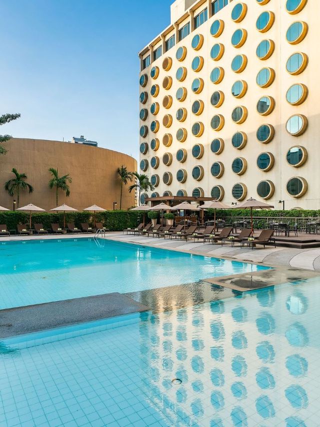 🌟 Bangkok Bliss: Silom's Holiday Inn Delights 🌟