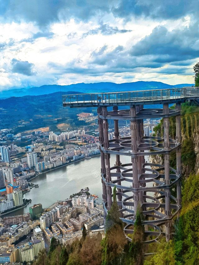 帶你觸摸天空的心跳，遊個舊老陰山玻璃棧道