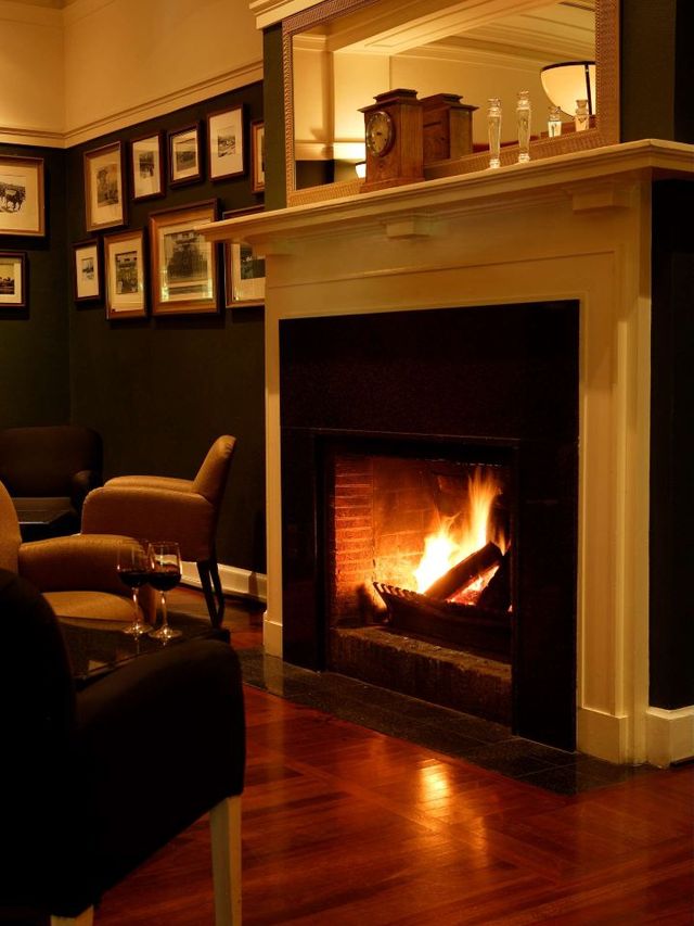 🏨✨ Canberra's Finest: Hyatt Hotel's Cultural Charm 🌟🍃