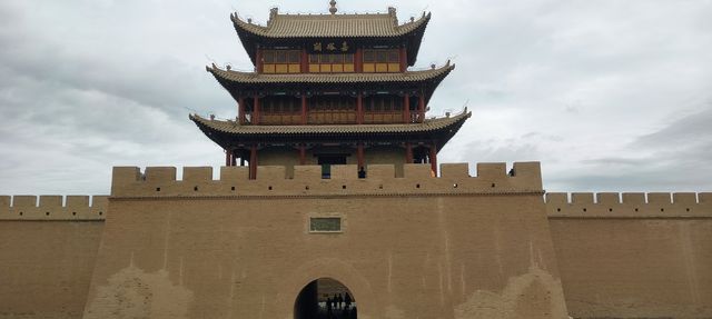 嘉峪關位於河西走廊西段，亦是萬里長城最西端，號稱天下第一關。整座嘉峪關關城氣勢雄偉，南北兩側坐擁祁連。