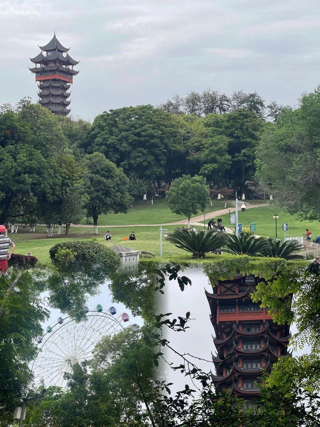 直達成都地鐵,塔子山公園,是個賞秋好去處。