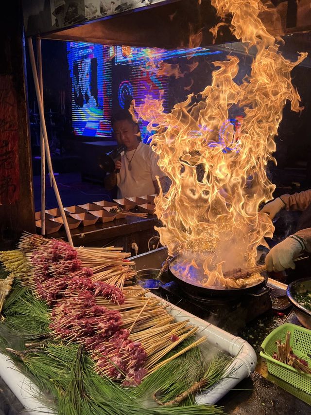 在麗江,全是本地人都來逛的夜市!! 在麗江,全是本地人都來逛的夜市!!