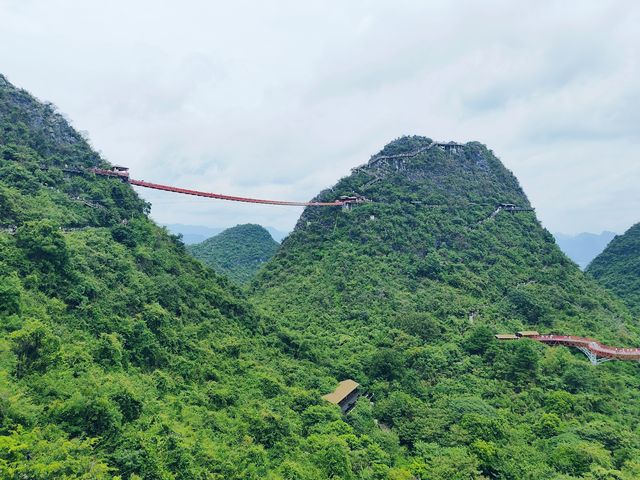 阳朔縣是中國廣西壯族自治區桂林市轄下的縣，位於漓江西岸，距離桂林市區65公里。阳朔以其獨特的自然風光而聞名,被譽為"桂林山水甲天下,阳朔堪稱甲桂林",這高度概括了阳朔自然風光在世界上所佔有的重要位置。阳朔的自然風光可以用四個詞形容:"山青、水秀、峰奇、洞巧"。