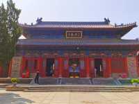 探索千年古寺。