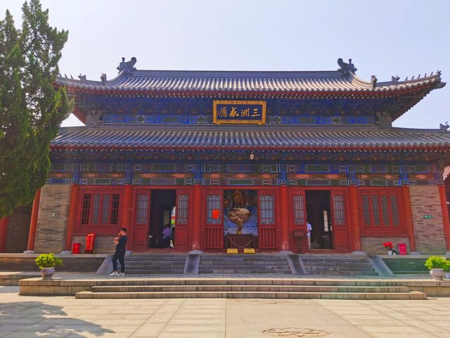 探索千年古寺。