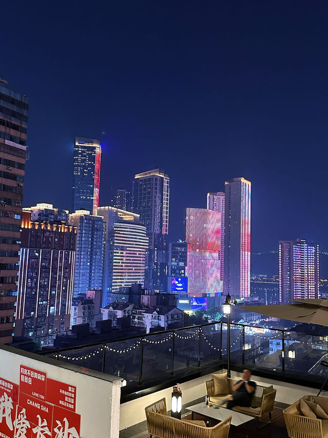住進長沙市中心高空酒店在雲端度個假吧。
