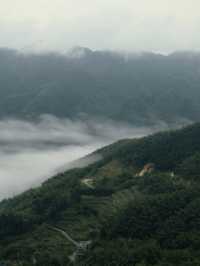 偶爾不想工作，就去大山裡住幾天。