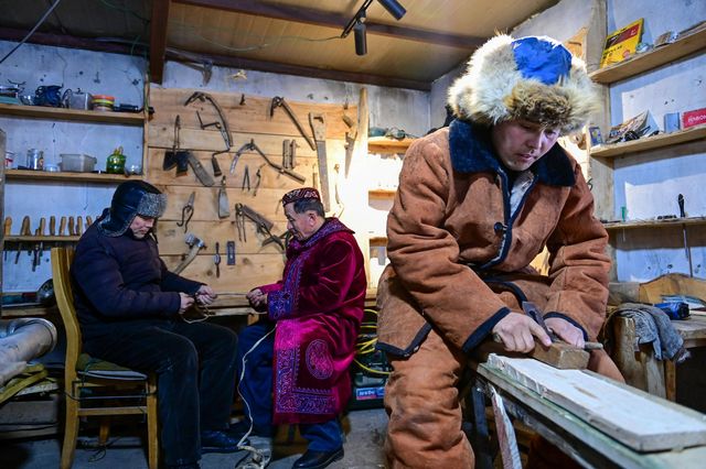 阿勒泰人用什麼滑雪？