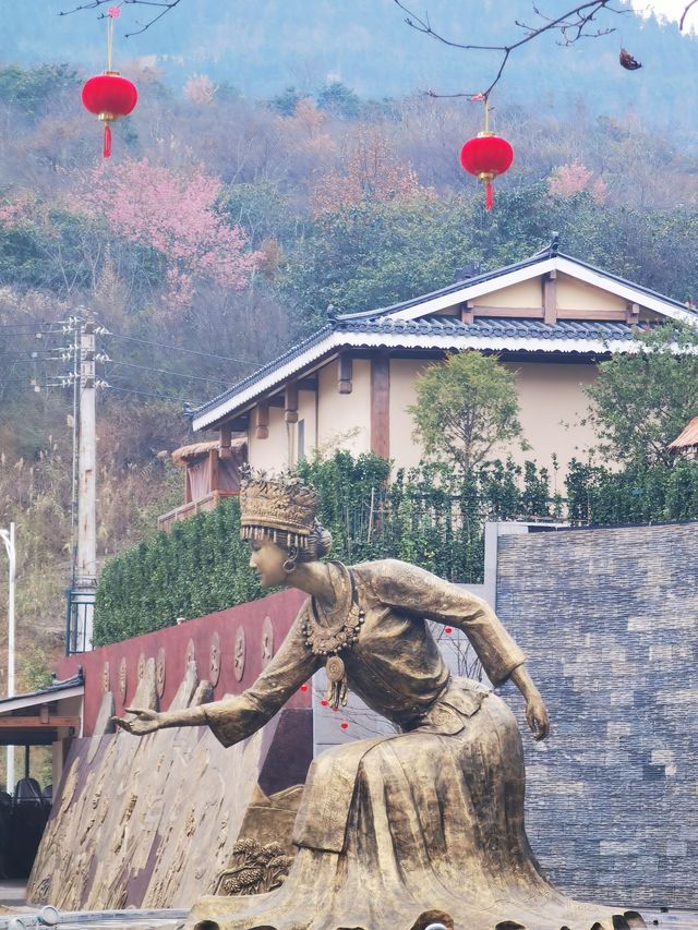 【康養聖地】苗阿祖康養:鳳蝶廣場的塑像與浮雕