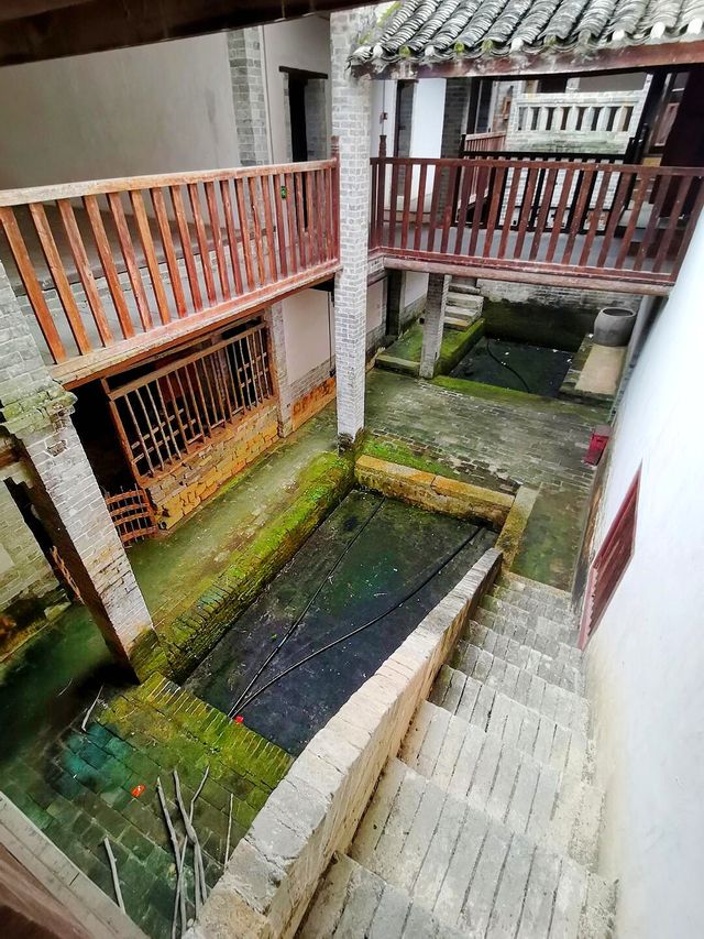 一座大宅院，四位大將軍