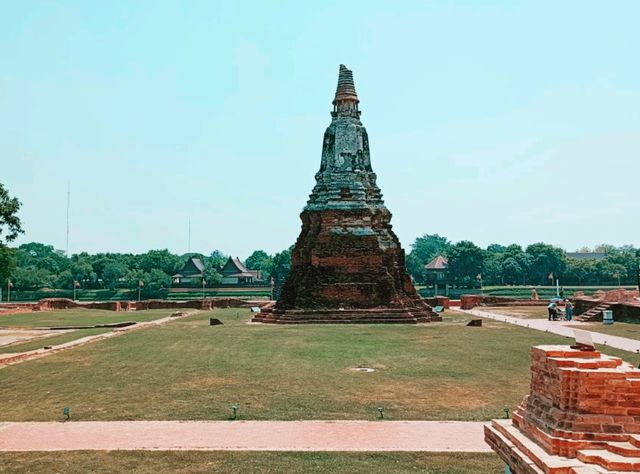 Temples, Tuk-Tuks & Travel Hacks: Backpacking Ayutthaya