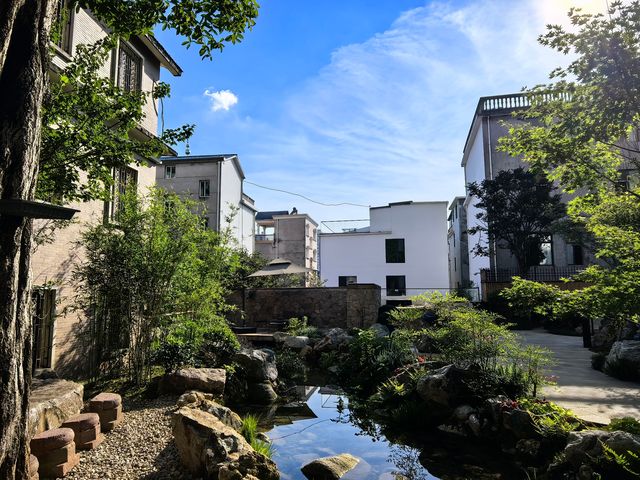 夏天就要去有泳池嘅民宿玩