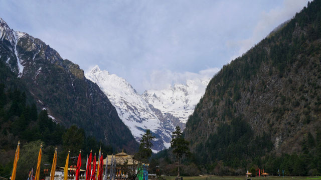 雲南徒步經典虎跳峽雨崩徒步看日照金山