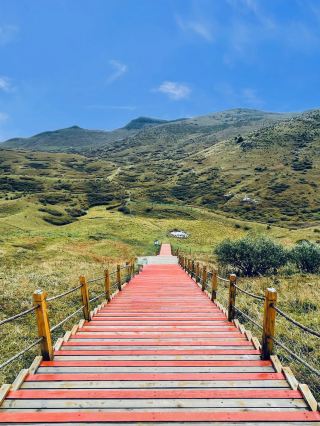 Hiking at Shanxi Shengwangping: A Family Adventure with Alpine Meadows and Danxia Landscapes