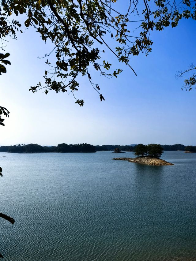 秋天來千島湖別有風味，水天一色美如畫！