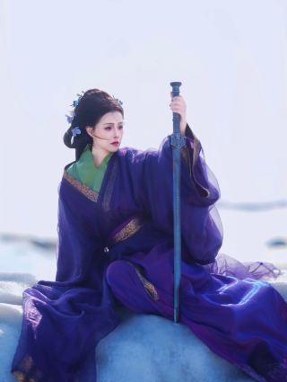 Обязательно посетите это место зимой! Идеальное сочетание замерзшего моря Хулудао и одежды эпохи Воюющих царств.