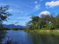 捉住夏天嘅尾巴,嚟神仙居睇一場雲霧秀!神仙湖嘅碧波倒映住青山,好似隨時會走出個神仙嚟 一