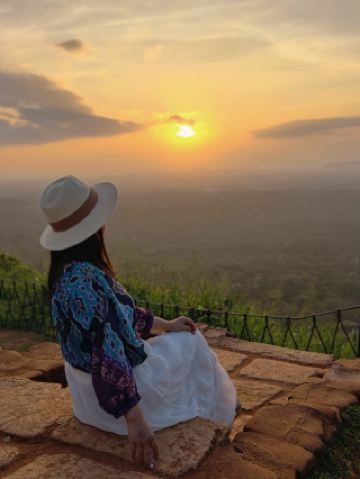 ชมพระอาทิตย์ตกดินที่สวยงามที่สุด ณ สิกิริยา: สถานที่แห่งนี้เคยเป็นพระราชวังบนที่สูงของกษัตริย์ผู้สังหารพระบิดาของตนเอง