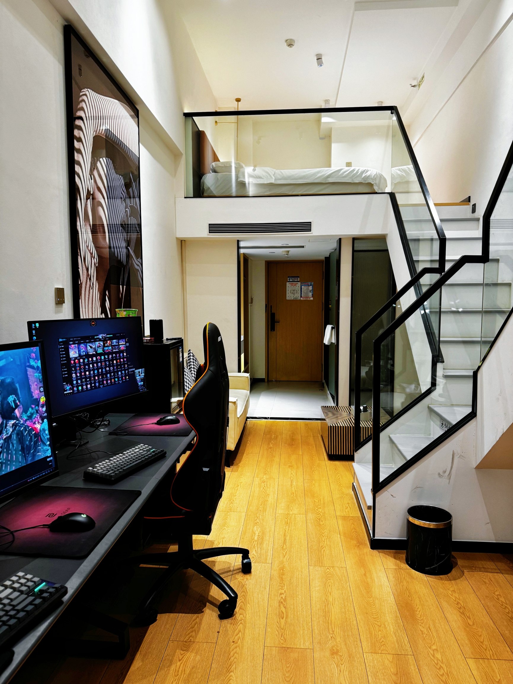 Top-tier esports hotel in Kunming!
Choosing the right hotel means you can meet friends, game, and eat without missing a beat.
This is truly a hidden gem of an esports hotel, simply legendary!

✔️Located right in Wancai City, super convenient, newly opened in 2024, clean and upscale environment✨

✔️The LOFT duplex rooms are very spacious, with two floors, so friends can game together without feeling cramped!

✔️The computer setup is maxed out, with a high-refresh large screen and professional peripherals, playing LOL and Naraka: Bladepoint is incredibly smooth.
There are also gaming privileges, creating the perfect atmosphere for ranking up🎮

✔️The room design is amazing, minimalist and modern style, with a super comfortable sofa in the rest area.
After gaming, you can lie down and watch shows, the floor-to-ceiling windows offer great views, and the night scenery is stunning🌃

The key is the great location and excellent value for money.
There are plenty of delicious food options nearby. When you're tired from gaming, you can go downstairs to enjoy Dai-style hand-grabbed rice or pineapple rice, or order delivery straight to your room.
Esports + food satisfaction, so much fun!

Whether you're gaming with your buddies or relaxing on the weekend, this place is perfect.
Kunming esports fans, just go for it, it's really amazing!