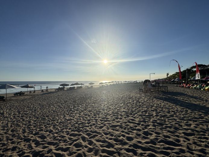 スミニャックサンセットビーチで夕日鑑賞 | Trip.com バリ島