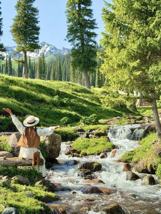 신장의 푸른 산과 들판에 흠뻑 빠져들기 위해 날라티로 향합니다.