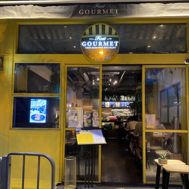 《中環親民法國菜🇫🇷｜必點龍蝦湯牛角包🥐》