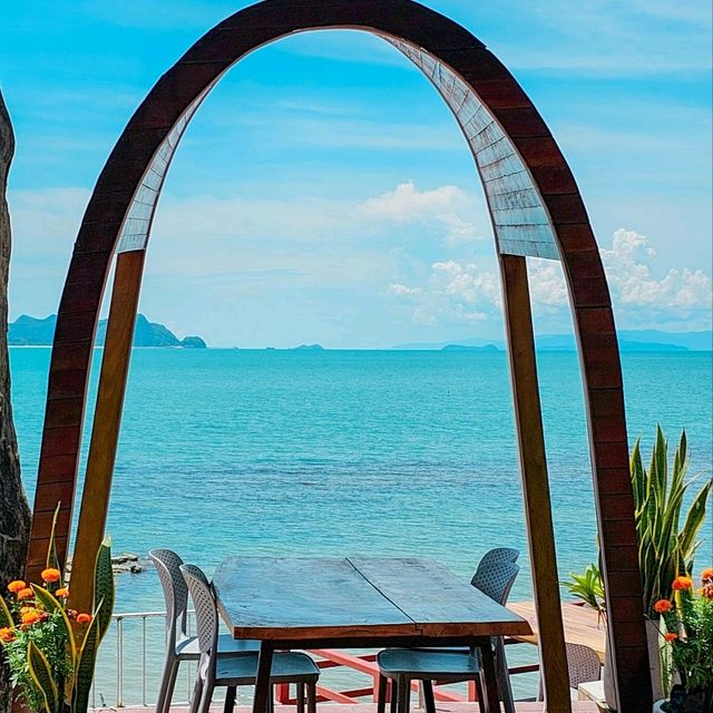 ที่พัก ร้านอาหารริมทะเล ขนอม 