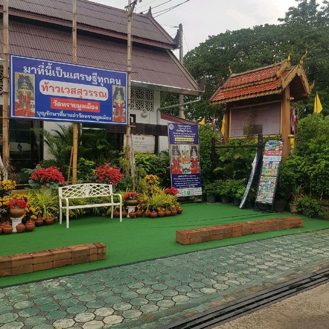 วัดทรายมูลเมือง ไหว้ขอพรท้าวเวสสุวรรณ