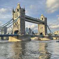 A Timeless Icon on the Thames💕