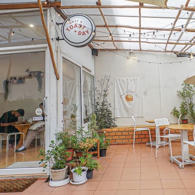 Have a Toast Day cafe’