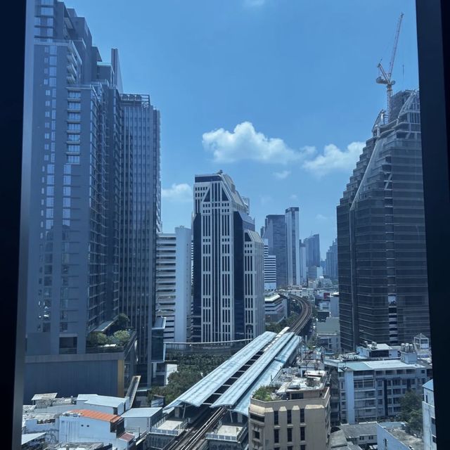 曼谷酒店推薦 繁華紅燈之上的一方靜謐，城景不輸東京