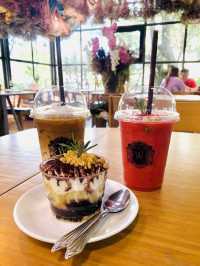 คาเฟ่กระท่อมสไตล์อังกฤษ ถ่ายรูปสวย สายคาเฟ่ต้องมา